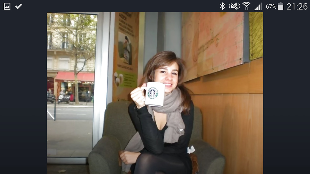 Superbe coquine attende de caresser un garçon sans complexe et plus encore